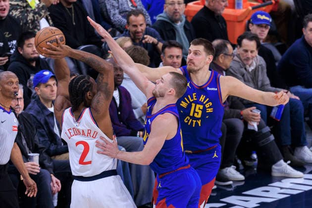 February 19, 2026, Inglewood, California, USA: Nikola Jokic 15 and Christian Braun 0 of the Denver Nuggets defend against Kawhi Leonard 2 of the Los Angeles Clippers during their regular season NBA, Basketball Herren, USA game on Thursday February 19, 2026 at Intuit Dome in Inglewood, California. ARIANA RUIZ PI Clippers Vs. Nuggets  - ZUMAp124 20260219_zaa_p124_010 Copyright: xArianaxRuizx