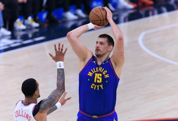 February 19, 2026, Inglewood, California, USA: Nikola Jokic 15 of the Denver Nuggets makes a three point shot attempt as John Collins 20 of the Los Angeles Clippers defends the basket during their regular season NBA, Basketball Herren, USA game on Thursday February 19, 2026 at Intuit Dome in Inglewood, California. ARIANA RUIZ PI Inglewood USA - ZUMAp124 20260219_zaa_p124_012 Copyright: xArianaxRuizx