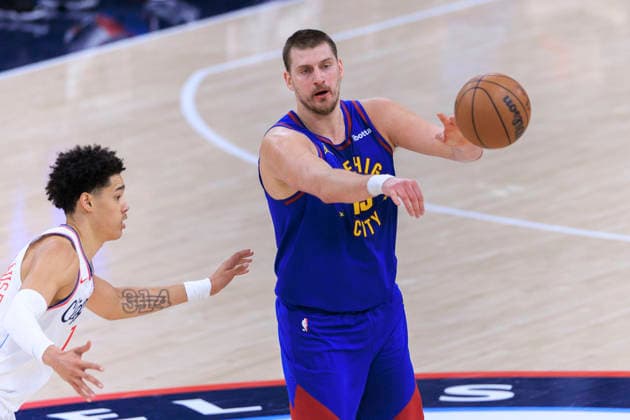 February 19, 2026, Inglewood, California, USA: Nikola Jokic 15 of the Denver Nuggets passes the ball as Yanic Konan Niederhauser 14 of the Los Angeles Clippers defends during their regular season NBA, Basketball Herren, USA game on Thursday February 19, 2026 at Intuit Dome in Inglewood, California. ARIANA RUIZ PI Clippers Vs. Nuggets  - ZUMAp124 20260219_zaa_p124_013 Copyright: xArianaxRuizx
