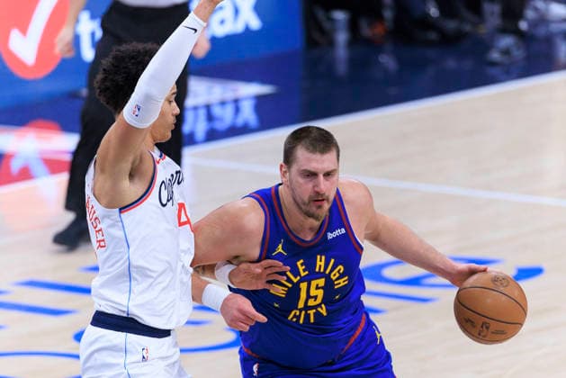 February 19, 2026, Inglewood, California, USA: Nikola Jokic 15 of the Denver Nuggets presses up against Yanic Konan Niederhauser 14 of the Los Angeles Clippers during their regular season NBA, Basketball Herren, USA game on Thursday February 19, 2026 at Intuit Dome in Inglewood, California. ARIANA RUIZ PI Inglewood USA - ZUMAp124 20260219_zaa_p124_014 Copyright: xArianaxRuizx