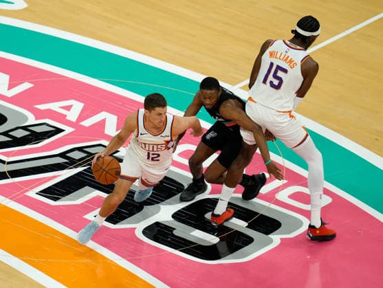 February 19, 2026, Austin, Texas, USA: Phoenix Suns guard COLLIN GILLESPIE (12) moves the ball against San Antonio Spurs guard DE AARON FOX (4) during an NBA, Basketball Herren, USA game between the Spurs and the Suns on February 19, 2026 in Austin, Texas. The Spurs won, 121-94. Austin USA - ZUMAc201 20260219_zap_c201_010 Copyright: xScottxColemanx