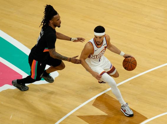 February 19, 2026, Austin, Texas, USA: San Antonio Spurs guard STEPHON CASTLE (5) defends against Phoenix Suns guard DEVIN BOOKER (1) during an NBA, Basketball Herren, USA game between the Spurs and the Suns on February 19, 2026 in Austin, Texas. The Spurs won, 121-94. Austin USA - ZUMAc201 20260219_zap_c201_011 Copyright: xScottxColemanx