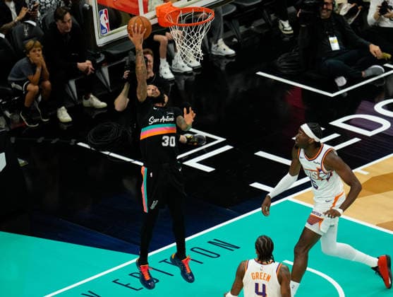 February 19, 2026, Austin, Texas, USA: San Antonio Spurs forward JULIAN CHAMPAGNIE (30) goes to the basket during an NBA, Basketball Herren, USA game between the Spurs and the Suns on February 19, 2026 in Austin, Texas. The Spurs won, 121-94. Austin USA - ZUMAc201 20260219_zap_c201_012 Copyright: xScottxColemanx