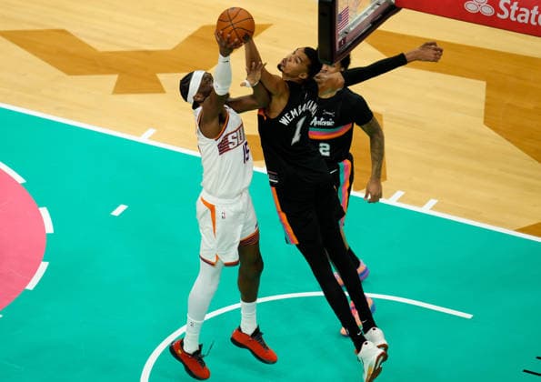 February 19, 2026, Austin, Texas, USA: San Antonio Spurs forward VICTOR WEMBANYAMA (1) blocks a shot by Phoenix Suns center MARK WILLIAMS (15) during an NBA, Basketball Herren, USA game between the Spurs and the Suns on February 19, 2026 in Austin, Texas. The Spurs won, 121-94. NBA 2026: Spurs 121: Suns 94  - ZUMAc201 20260219_zap_c201_013 Copyright: xScottxColemanx