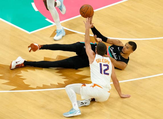 February 19, 2026, Austin, Texas, USA: San Antonio Spurs forward VICTOR WEMBANYAMA (1) passes the ball over Phoenix Suns guard COLLIN GILLESPIE (12) during an NBA, Basketball Herren, USA game between the Spurs and the Suns on February 19, 2026 in Austin, Texas. The Spurs won, 121-94. NBA 2026: Spurs 121: Suns 94  - ZUMAc201 20260219_zap_c201_014 Copyright: xScottxColemanx