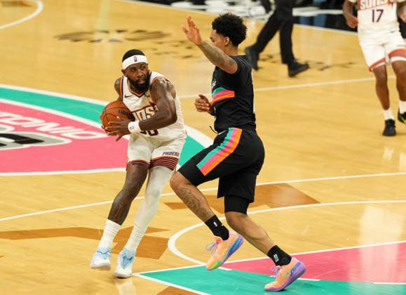 February 19, 2026, Austin, Texas, USA: Phoenix Suns forward ROYCE O NEALE (00) moves the ball against San Antonio Spurs guard DYLAN HARPER (2) during an NBA, Basketball Herren, USA game between the Spurs and the Suns on February 19, 2026 in Austin, Texas. The Spurs won, 121-94. NBA 2026: Spurs 121: Suns 94  - ZUMAc201 20260219_zap_c201_015 Copyright: xScottxColemanx
