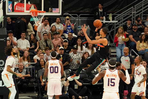 February 19, 2026, Austin, Texas, USA: San Antonio Spurs forward VICTOR WEMBANYAMA (1) shoots the ball during an NBA, Basketball Herren, USA game between the Spurs and the Suns on February 19, 2026 in Austin, Texas. The Spurs won, 121-94. NBA 2026: Spurs 121: Suns 94  - ZUMAc201 20260219_zap_c201_018 Copyright: xScottxColemanx