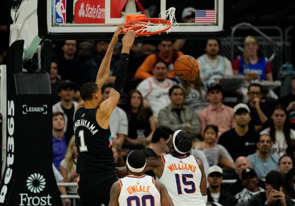 February 19, 2026, Austin, Texas, USA: San Antonio Spurs forward VICTOR WEMBANYAMA (1) dunks the ball during an NBA, Basketball Herren, USA game between the Spurs and the Suns on February 19, 2026 in Austin, Texas. The Spurs won, 121-94. NBA 2026: Spurs 121: Suns 94  - ZUMAc201 20260219_zap_c201_019 Copyright: xScottxColemanx
