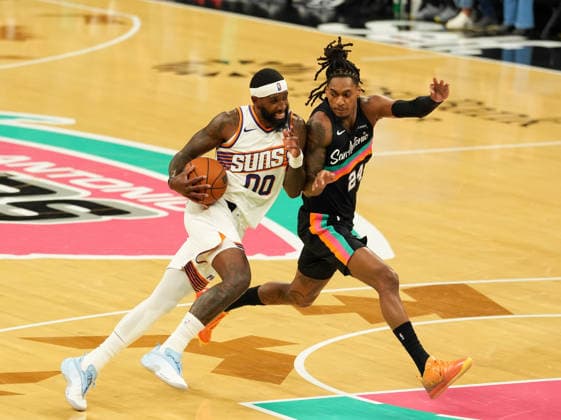 February 19, 2026, Austin, Texas, USA: Phoenix Suns forward ROYCE O NEALE (00) moves the ball against San Antonio Spurs guard DEVIN VASSELL (24) during an NBA, Basketball Herren, USA game between the Spurs and the Suns on February 19, 2026 in Austin, Texas. The Spurs won, 121-94. NBA 2026: Spurs 121: Suns 94  - ZUMAc201 20260219_zap_c201_022 Copyright: xScottxColemanx