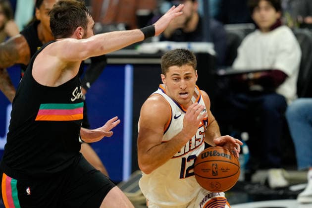 February 19, 2026, Austin, Texas, USA: Phoenix Suns guard COLLIN GILLESPIE (12) moves the ball during an NBA, Basketball Herren, USA game between the Spurs and the Suns on February 19, 2026 in Austin, Texas. The Spurs won, 121-94. NBA 2026: Spurs 121: Suns 94  - ZUMAc201 20260219_zap_c201_023 Copyright: xScottxColemanx