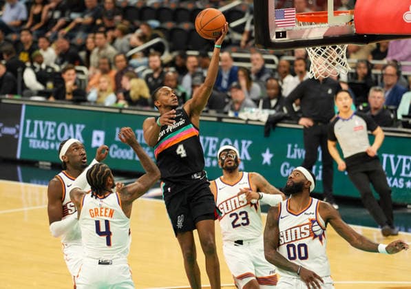 February 19, 2026, Austin, Texas, USA: San Antonio Spurs guard DE AARON FOX (4) goes to the basket during an NBA, Basketball Herren, USA game between the Spurs and the Suns on February 19, 2026 in Austin, Texas. The Spurs won, 121-94. NBA 2026: Spurs 121: Suns 94  - ZUMAc201 20260219_zap_c201_025 Copyright: xScottxColemanx