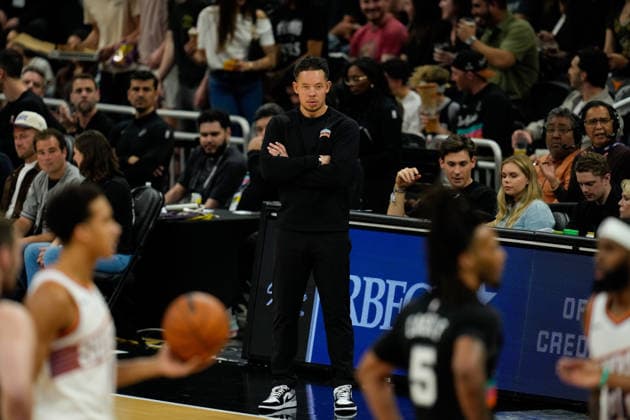 February 19, 2026, Austin, Texas, USA: San Antonio Spurs head coach MITCH JOHNSON looks on during an NBA, Basketball Herren, USA game between the Spurs and the Suns on February 19, 2026 in Austin, Texas. The Spurs won, 121-94. NBA 2026: Spurs 121: Suns 94  - ZUMAc201 20260219_zap_c201_033 Copyright: xScottxColemanx