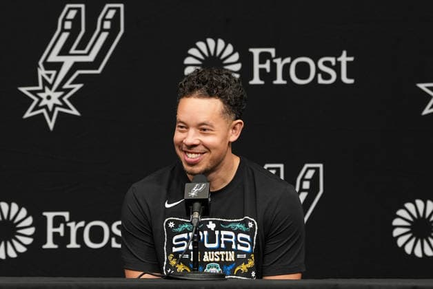 February 19, 2026, Austin, Texas, USA: San Antonio Spurs head coach MITCH JOHNSON during a pregame press conference, PK, Pressekonferenz before an NBA, Basketball Herren, USA game between the Spurs and the Phoenix Suns on February 19, 2026 in Austin, Texas. The Spurs won, 121-94. Austin USA - ZUMAc201 20260219_zap_c201_034 Copyright: xScottxColemanx