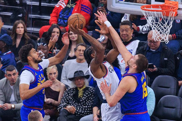 February 19, 2026, Inglewood, California, USA: Kawhi Leonard 2 of the Los Angeles Clippers tries to put a shot over Nikola Jokic 15 of the Denver Nuggets during a NBA, Basketball Herren, USA regular season game on Thursday February 19, 2026 at Intuit Dome Arena in Inglewood, California. JAVIER ROJAS PI Inglewood USA - ZUMAp124 20260219_zaa_p124_019 Copyright: xJavierxRojasx