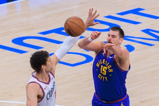 February 19, 2026, Inglewood, California, USA: Brook Lopez 11 of the Los Angeles Clippers tries to block a pass by Nikola Jokic 15 of the Denver Nuggets during a NBA, Basketball Herren, USA regular season game on Thursday February 19, 2026 at Intuit Dome Arena in Inglewood, California. JAVIER ROJAS PI Inglewood USA - ZUMAp124 20260219_zaa_p124_021 Copyright: xJavierxRojasx