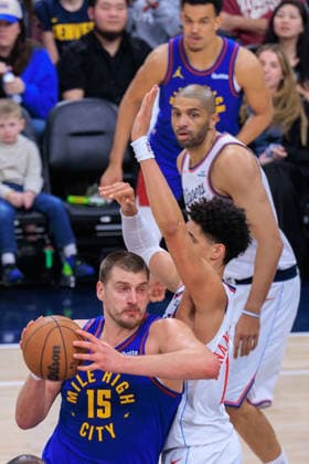 February 19, 2026, Inglewood, California, USA: Yanic Konan Niederhauser 14 of the Los Angeles Clippers tries to block a shot by Nikola Jokic 15 of the Denver Nuggets during a NBA, Basketball Herren, USA regular season game on Thursday February 19, 2026 at Intuit Dome Arena in Inglewood, California. JAVIER ROJAS PI Inglewood USA - ZUMAp124 20260219_zaa_p124_025 Copyright: xJavierxRojasx