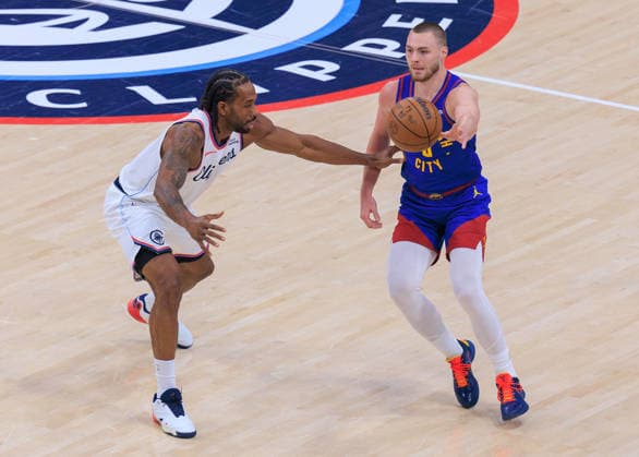 February 19, 2026, Inglewood, California, USA: Kawhi Leonard 24 of the Los Angeles Clippers tries to block a pass by Christian Braun 0 of the Denver Nuggets during a NBA, Basketball Herren, USA regular season game on Thursday February 19, 2026 at Intuit Dome Arena in Inglewood, California. JAVIER ROJAS PI Clippers Vs. Nuggets  - ZUMAp124 20260219_zaa_p124_020 Copyright: xJavierxRojasx