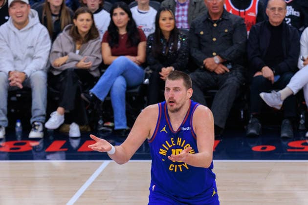 February 19, 2026, Inglewood, California, USA: Nikola Jokic 15 of the Denver Nuggets disputes a call during a NBA, Basketball Herren, USA regular season game against the Los Angeles Clippers on Thursday February 19, 2026 at Intuit Dome Arena in Inglewood, California. JAVIER ROJAS PI Inglewood USA - ZUMAp124 20260219_zaa_p124_027 Copyright: xJavierxRojasx