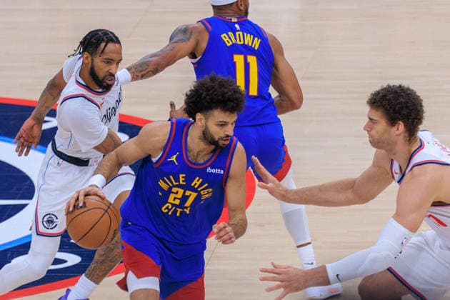 February 19, 2026, Inglewood, California, USA: Brook Lopez 11 of the Los Angeles Clippers defends against Jamal Murray 27 of the Denver Nuggets during a NBA, Basketball Herren, USA regular season game on Thursday February 19, 2026 at Intuit Dome Arena in Inglewood, California. JAVIER ROJAS PI Inglewood USA - ZUMAp124 20260219_zaa_p124_030 Copyright: xJavierxRojasx