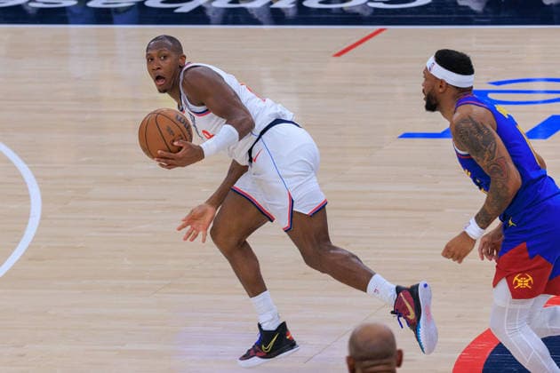 February 19, 2026, Inglewood, California, USA: Kris Dunn 8 of the Los Angeles Clippers steals a ball and goes for basket during a NBA, Basketball Herren, USA regular season game against the Denver Nuggets on Thursday February 19, 2026 at Intuit Dome Arena in Inglewood, California. JAVIER ROJAS PI Inglewood USA - ZUMAp124 20260219_zaa_p124_031 Copyright: xJavierxRojasx