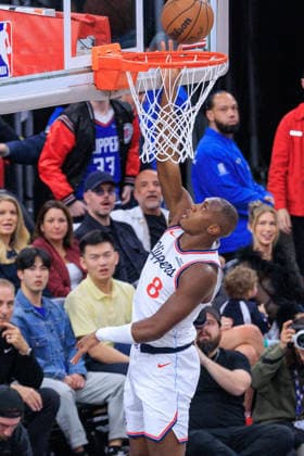 February 19, 2026, Inglewood, California, USA: Kris Dunn 8 of the Los Angeles Clippers steals a ball and goes for basket during a NBA, Basketball Herren, USA regular season game against the Denver Nuggets on Thursday February 19, 2026 at Intuit Dome Arena in Inglewood, California. JAVIER ROJAS PI Inglewood USA - ZUMAp124 20260219_zaa_p124_032 Copyright: xJavierxRojasx