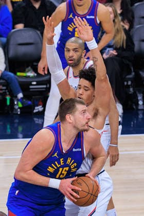 February 19, 2026, Inglewood, California, USA: Yanic Konan Niederhauser 14 of the Los Angeles Clippers tries to block a shot by Nikola Jokic 15 of the Denver Nuggets during a NBA, Basketball Herren, USA regular season game on Thursday February 19, 2026 at Intuit Dome Arena in Inglewood, California. JAVIER ROJAS PI Clippers Vs. Nuggets  - ZUMAp124 20260219_zaa_p124_026 Copyright: xJavierxRojasx