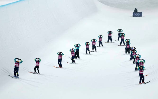 260219 -- LIVIGNO, Feb. 19, 2026 -- Staff members gesture before the qualification of freestyle skiing women s freeski halfpipe at the Milan-Cortina 2026 Olympic Winter games, Winterspiele,Spiele, Summer games in Livigno, Italy, Feb. 19, 2026. MICO2026ITALY-LIVIGNO-OLYMPIC WINTER GAMES-FREESTYLE SKIING-WOMEN S FREESKI HALFPIPE-QUALIFICATION WangxPeng  (MICO2026)ITALY-LIVIGNO-OLYMPIC WINTER GAMES-FREESTYLE SKIING-WOMEN S FREESKI HALFPIPE-QUALIFICATION IMAGO WangxPeng  imago images 0848099833