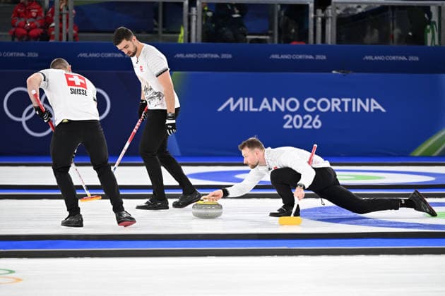 (260220) -- CORTINA D AMPEZZO, Feb. 20, 2026 -- Yannick Schwaller (R) of Switzerland competes during the curling men s semi-final match between Britain and Switzerland at the 2026 Milan-Cortina Winter Olympics in Cortina, Italy, Feb. 19, 2026. ) (MICO2026)ITALY-CORTINA D AMPEZZO-OLYMPIC Winter games, Winterspiele,Spiele, Summer games CURLING-MEN-SEMI-FINAL-GBR VS SUI LianxYi 