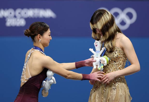 (260220) -- MILAN, Feb. 20, 2026 -- Silver medalist Sakamoto Kaori (L) of Japan interacts with gold medalist Alysa Liu of the United States during the awarding ceremony of the Figure skating, Eiskunstlauf women single skating event at the Milan-Cortina 2026 Olympic Winter games, Winterspiele,Spiele, Summer games in Milan, Italy, Feb. 19, 2026. ) (MICO2026)ITALY-MILAN-OLYMPIC WINTER GAMES-FIGURE SKATING-WOMEN SINGLE SKATING-FREE SKATING LixMing 