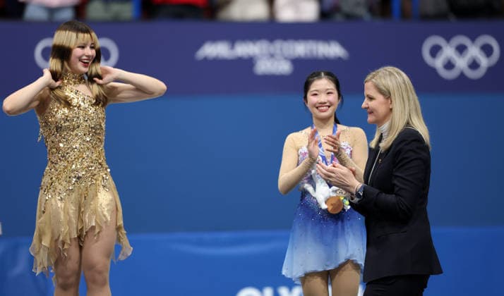 (260220) -- MILAN, Feb. 20, 2026 -- International Olympic Committee (IOC) President Kirsty Coventry (R) applauds for the gold medalist Alysa Liu (L) of the United States during the awarding ceremony of the Figure skating, Eiskunstlauf women single skating event at the Milan-Cortina 2026 Olympic Winter games, Winterspiele,Spiele, Summer games in Milan, Italy, Feb. 19, 2026. ) (MICO2026)ITALY-MILAN-OLYMPIC WINTER GAMES-FIGURE SKATING-WOMEN SINGLE SKATING-FREE SKATING LixMing 