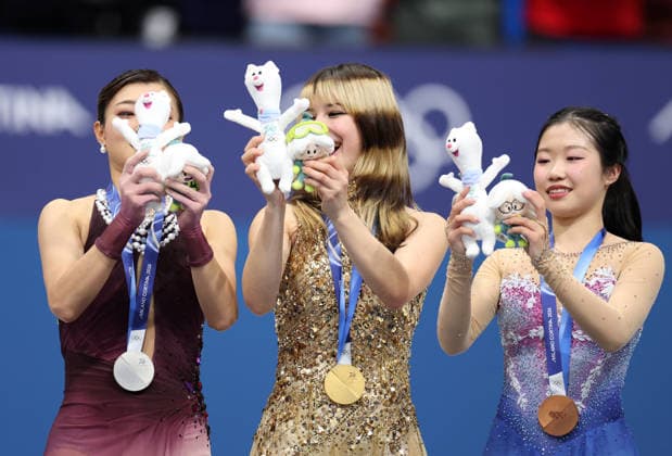 (260220) -- MILAN, Feb. 20, 2026 -- Gold medalist Alysa Liu (C) of the United States, silver medalist Sakamoto Kaori (L) of Japan and bronze medalist Nakai Ami of Japan pose for photos with the mascots during the awarding ceremony of the Figure skating, Eiskunstlauf women single skating event at the Milan-Cortina 2026 Olympic Winter games, Winterspiele,Spiele, Summer games in Milan, Italy, Feb. 19, 2026. ) (MICO2026)ITALY-MILAN-OLYMPIC WINTER GAMES-FIGURE SKATING-WOMEN SINGLE SKATING-FREE SKATING LixMing 