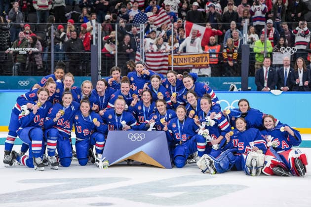 (260220) -- MILAN, Feb. 20, 2026 -- Gold medalists players of the United States pose for photos during the awarding ceremony for the Ice hockey, Eishockey women s gold medal game between the United States and Canada at the Milan-Cortina 2026 Olympic Winter games, Winterspiele,Spiele, Summer games in Milan, Italy, Feb. 19, 2026. ) (MICO2026)ITALY-MILAN-OLYMPIC WINTER GAMES-ICE HOCKEY-WOMEN-GOLD MEDAL GAME-USA VS CAN SunxFei 