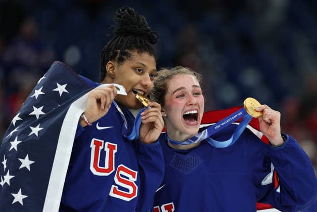 (260220) -- MILAN, Feb. 20, 2026 -- Caroline Harvey (R) of the United States poses with teammate Laila Edwards after the awarding ceremony for the Ice hockey, Eishockey women s gold medal game between the United States and Canada at the Milan-Cortina 2026 Olympic Winter games, Winterspiele,Spiele, Summer games in Milan, Italy, Feb. 19, 2026. ) (MICO2026)ITALY-MILAN-OLYMPIC WINTER GAMES-ICE HOCKEY-WOMEN-GOLD MEDAL GAME-USA VS CAN WangxKaiyan 