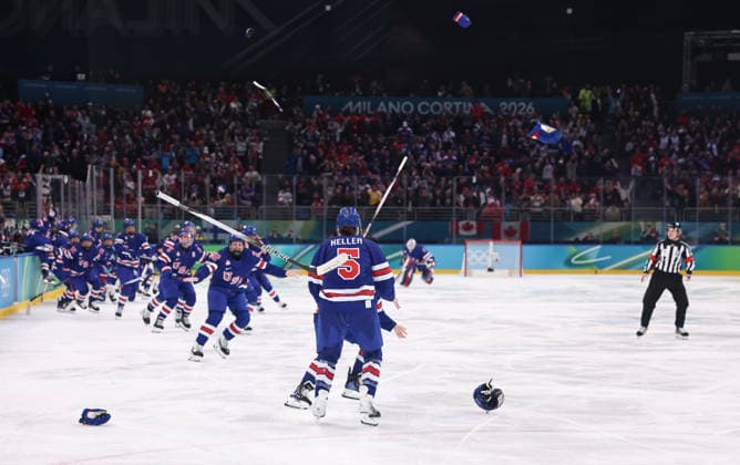 (260220) -- MILAN, Feb. 20, 2026 -- Players of the United States celebrate victory after the Ice hockey, Eishockey women s gold medal game between the United States and Canada at the Milan-Cortina 2026 Olympic Winter games, Winterspiele,Spiele, Summer games in Milan, Italy, Feb. 19, 2026. ) (MICO2026)ITALY-MILAN-OLYMPIC WINTER GAMES-ICE HOCKEY-WOMEN-GOLD MEDAL GAME-USA VS CAN WangxKaiyan 