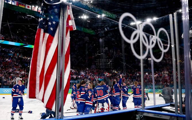 (260220) -- MILAN, Feb. 20, 2026 -- Players of the United States celebrate victory after the Ice hockey, Eishockey women s gold medal game between the United States and Canada at the Milan-Cortina 2026 Olympic Winter games, Winterspiele,Spiele, Summer games in Milan, Italy, Feb. 19, 2026. ) (MICO2026)ITALY-MILAN-OLYMPIC WINTER GAMES-ICE HOCKEY-WOMEN-GOLD MEDAL GAME-USA VS CAN WangxKaiyan 
