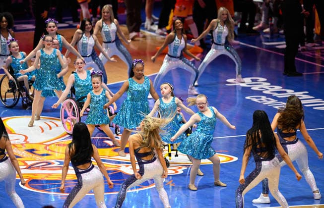 Charlotte Hornets v Houston Rockets - NBA, Basketball Herren, USA CHARLOTTE, USA - FEBRUARY 19: Halftime dance during the Charlotte Hornets against the Houston Rockets game at the Spectrum Arena in Charlotte NC, United States on February 19, 2026. Peter Zay Anadolu Charlotte United States. Editorial use only. Please get in touch for any other usage.  Copyright: x2026xAnadoluxPeterxZayx