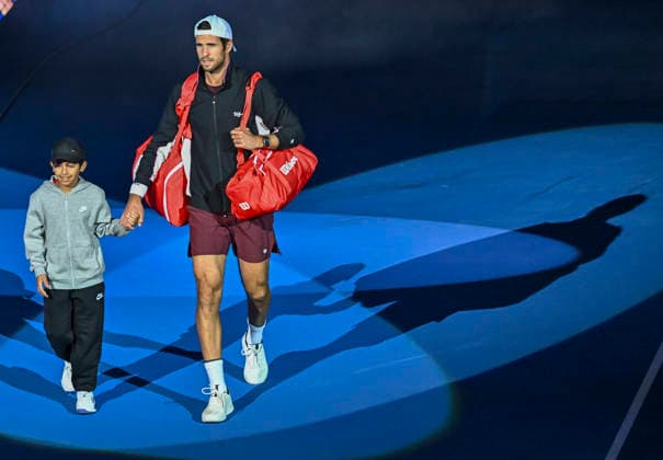 ATP, Tennis Herren Qatar Exxonmobil Open 2026 tennis tournament in Doha - 19 Feb 2026 Karen Khachanov of Russia arrives for his men s singles quarter-final match against Carlos Alcaraz of Spain at the ATP men s Qatar ExxonMobil Open 2026 tennis tournament at the Khalifa International Tennis Complex. Carlos Alcarazwon against Karen Khachanov 6-7,6-4,6-3. Doha Qatar Copyright: xNoushadxVariyattiyakkalx xSOPAxImagesx NVRITYAKAL3-002