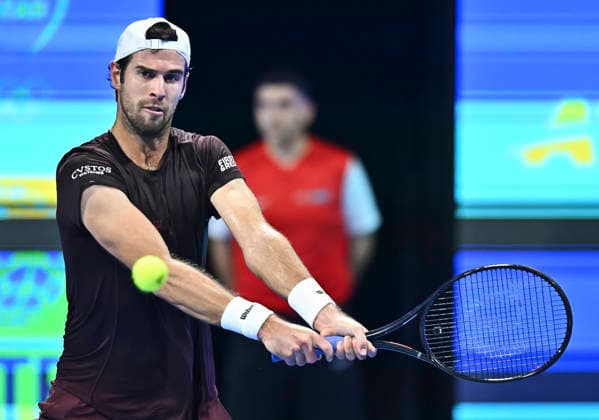 ATP, Tennis Herren Qatar Exxonmobil Open 2026 tennis tournament in Doha - 19 Feb 2026 Karen Khachanov of Russia plays against Carlos Alcaraz of Spain (not in view) during their men s singles quarter final match at the ATP Qatar Exxonmobil Open 2026 tennis tournament at the Khalifa International Tennis Complex. Carlos Alcarazwon against Karen Khachanov 6-7,6-4,6-3. Doha Qatar Copyright: xNoushadxVariyattiyakkalx xSOPAxImagesx NVRITYAKAL3-032