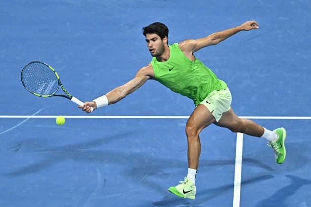 February 19, 2026, Doha, Qatar: Carlos Alcaraz of Spain plays against Karen Khachanov of Russia (not in view) during their men s singles quarter final match at the ATP, Tennis Herren Qatar Exxonmobil Open 2026 tennis tournament at the Khalifa International Tennis Complex. Carlos Alcarazwon against Karen Khachanov 6-7,6-4,6-3. Doha Qatar - ZUMAs197 20260219_aaa_s197_339 Copyright: xNoushadxVariyattiyakkalx