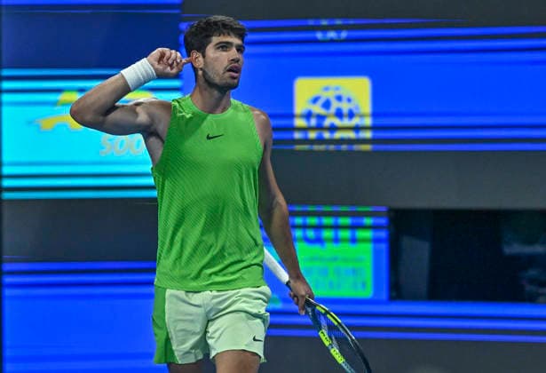 February 19, 2026, Doha, Qatar: Carlos Alcaraz of Spain plays against Karen Khachanov of Russia (not in view) during their men s singles quarter final match at the ATP, Tennis Herren Qatar Exxonmobil Open 2026 tennis tournament at the Khalifa International Tennis Complex. Carlos Alcarazwon against Karen Khachanov 6-7,6-4,6-3. Doha Qatar - ZUMAs197 20260219_aaa_s197_377 Copyright: xNoushadxVariyattiyakkalx