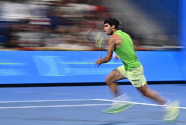 February 19, 2026, Doha, Qatar: Carlos Alcaraz of Spain plays against Karen Khachanov of Russia (not in view) during their men s singles quarter final match at the ATP, Tennis Herren Qatar Exxonmobil Open 2026 tennis tournament at the Khalifa International Tennis Complex. Carlos Alcarazwon against Karen Khachanov 6-7,6-4,6-3. Doha Qatar - ZUMAs197 20260219_aaa_s197_382 Copyright: xNoushadxVariyattiyakkalx