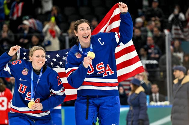 19 02 2026, Milano, Santa Giulia Ice hockey, Eishockey Arena, Winter Olympics: Gold Final USA - Canada (Ice Hockey Women), Hilary Knight of USA celebrate winning the gold medal Milano Santa Giulia Ice Hockey Arena Lombardy Italy *** 19 02 2026, Milano, Santa Giulia Ice Hockey Arena, Winter Olympics Gold Final USA Canada Ice Hockey Women , Hilary Knight of USA celebrate winning the gold medal Milano Santa Giulia Ice Hockey Arena Lombardy Italy Copyright: xJustPictures.ch AndreaxBrancax jp-en-AnBr-AB-AAB_244619022026