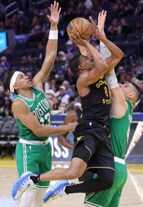 (260220) -- SAN FRANCISCO, Feb. 20, 2026 -- De Anthony Melton (C) of Golden State Warriors goes for a layup during the 2025-2026 NBA, Basketball Herren, USA regular season game between Golden State Warriors and Boston Celtics in San Francisco, the United States, Feb. 19, 2026. (Photo by Xinhua) (SP)U.S.-SAN FRANCISCO-BASKETBALL-NBA-WARRIORS VS CELTICS ArthurxDong 