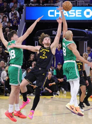 (260220) -- SAN FRANCISCO, Feb. 20, 2026 -- Brandin Podziemski (C) of Golden State Warriors vies for the ball during the 2025-2026 NBA, Basketball Herren, USA regular season game between Golden State Warriors and Boston Celtics in San Francisco, the United States, Feb. 19, 2026. (Photo by Xinhua) (SP)U.S.-SAN FRANCISCO-BASKETBALL-NBA-WARRIORS VS CELTICS ArthurxDong 