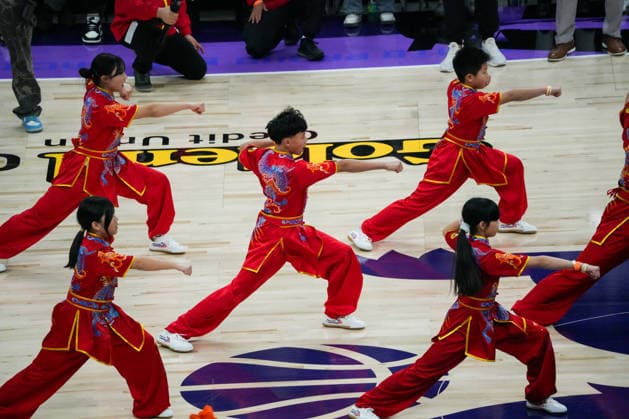 (260220) -- SACRAMENTO, Feb. 20, 2026 -- Dancers perform wushu in the halftime show to celebrate the Chinese New Year during the 2025-2026 NBA, Basketball Herren, USA regular season basketball game between Sacramento Kings and Orlando Magic in Sacramento, the United States, Feb. 19, 2026. (Photo by Xinhua) (SP)U.S.-SACRAMENTO-BASKETBALL-NBA-MAGIC VS KINGS SunxYuxuan 
