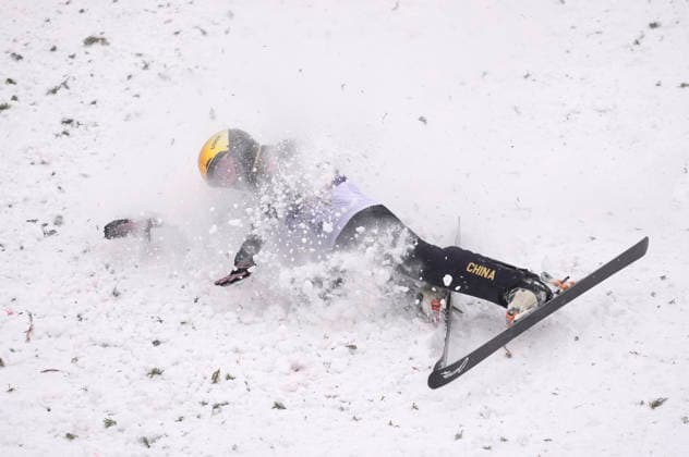 (260220) -- LIVIGNO, Feb. 20, 2026 -- Li Tianma of China falls onto the snow during the freestyle skiing men s aerials qualification 1 at the Milan-Cortina 2026 Olympic Winter games, Winterspiele,Spiele, Summer games in Livigno, Italy, Feb. 20, 2026. ) (MICO2026)ITALY-LIVIGNO-OLYMPIC WINTER GAMES-FREESTYLE SKIING-MEN S AERIALS-QUALIFICATION HuxChao 