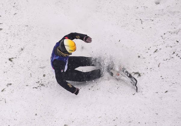 (260220) -- LIVIGNO, Feb. 20, 2026 -- Li Tianma of China falls onto the snow during the freestyle skiing men s aerials qualification 1 at the Milan-Cortina 2026 Olympic Winter games, Winterspiele,Spiele, Summer games in Livigno, Italy, Feb. 20, 2026. ) (MICO2026)ITALY-LIVIGNO-OLYMPIC WINTER GAMES-FREESTYLE SKIING-MEN S AERIALS-QUALIFICATION HuxChao 