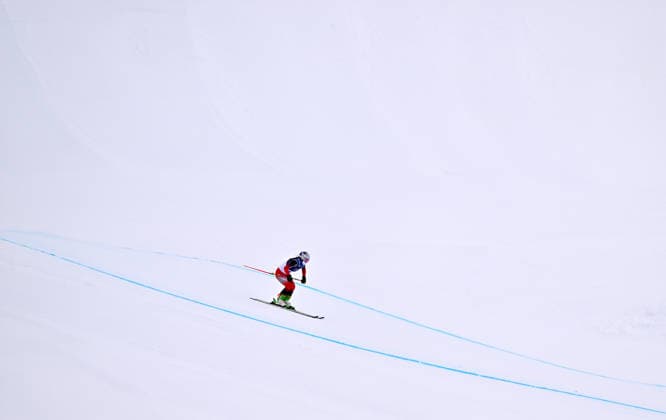 (260220) -- LIVIGNO, Feb. 20, 2026 -- Zhang Xuelian of China competes during the freestyle skiing women s ski cross seeding at the Milan-Cortina 2026 Olympic Winter games, Winterspiele,Spiele, Summer games in Livigno, Italy, Feb. 20, 2026. ) (MICO2026)ITALY-LIVIGNO-OLYMPIC WINTER GAMES-FREESTYLE SKIING-WOMEN S SKI CROSS-SEEDING ZhangxHongxiang 
