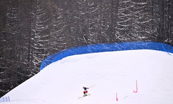 (260220) -- LIVIGNO, Feb. 20, 2026 -- Zhang Xuelian of China competes during the freestyle skiing women s ski cross seeding at the Milan-Cortina 2026 Olympic Winter games, Winterspiele,Spiele, Summer games in Livigno, Italy, Feb. 20, 2026. ) (MICO2026)ITALY-LIVIGNO-OLYMPIC WINTER GAMES-FREESTYLE SKIING-WOMEN S SKI CROSS-SEEDING ZhangxHongxiang 