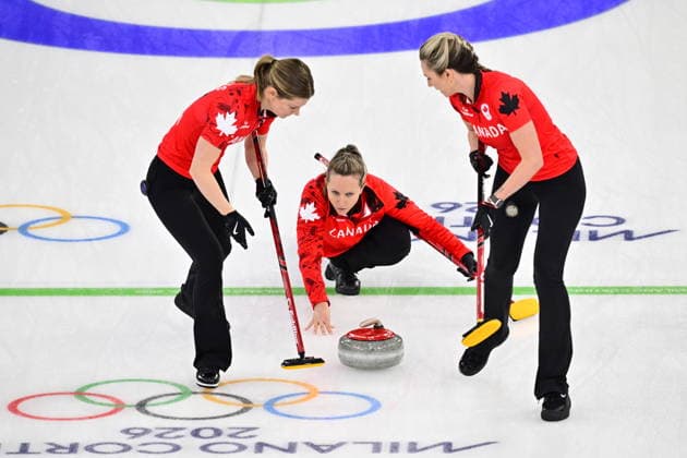 CORTINA, ITALIEN 20260220 Kanada med skipper Rachel Homan i mitten under damernas semifinalmatch mellan Kanada och Sverige i OS-curlingen i Cortina. *** Bilden ingar i SPORTPAKET. För övriga BETALBILD *** CORTINA ITALIEN x10030x *** CORTINA, ITALY 20260220 Canada with skipper Rachel Homan in the middle during the womens semi-final match between Canada and Sweden in the Olympic curling in Cortina Picture in SPORTPAKET For others PAYPICTURE CORTINA ITALY x10030x  Copyright: xJonasxEkströmer TTx OS 2026 CURLING DAMER SEMIFINAL KANADA-SVERIGE